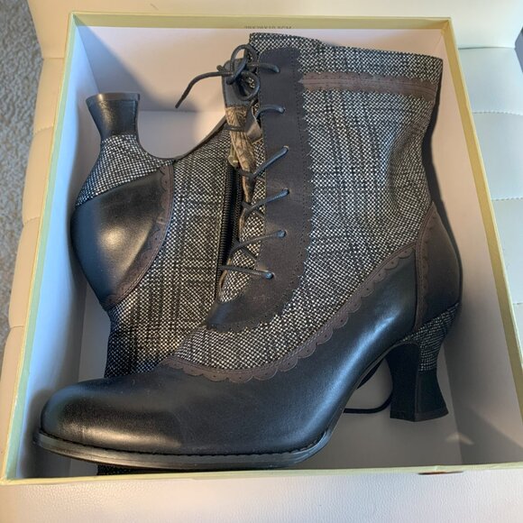 Stylish Bootie - Picture 1 of 6